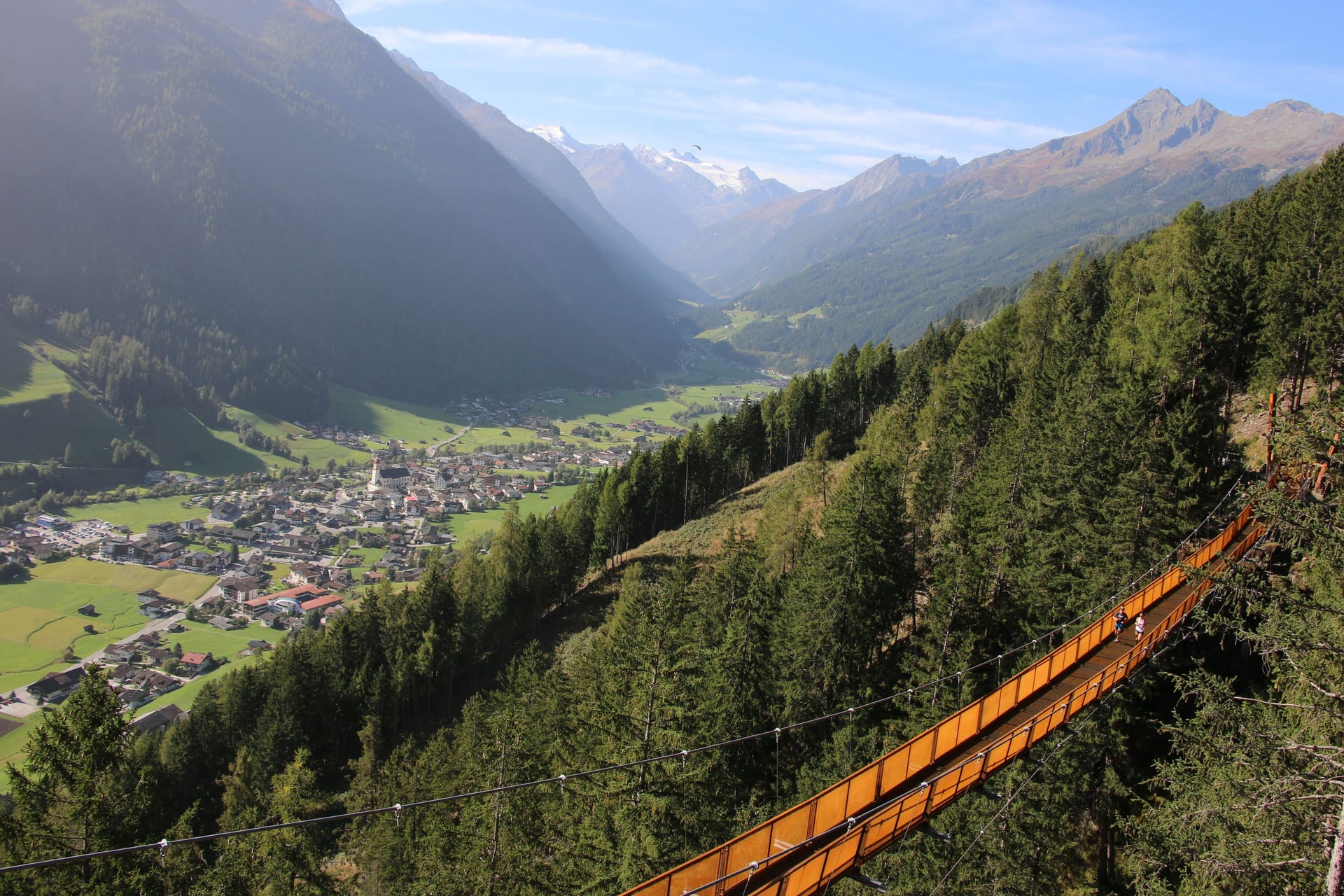 Sie ist fast 110 Meter lang und schwebt mehr als 46 Meter über dem Boden: die neue Hängebrücke im Stubaital.