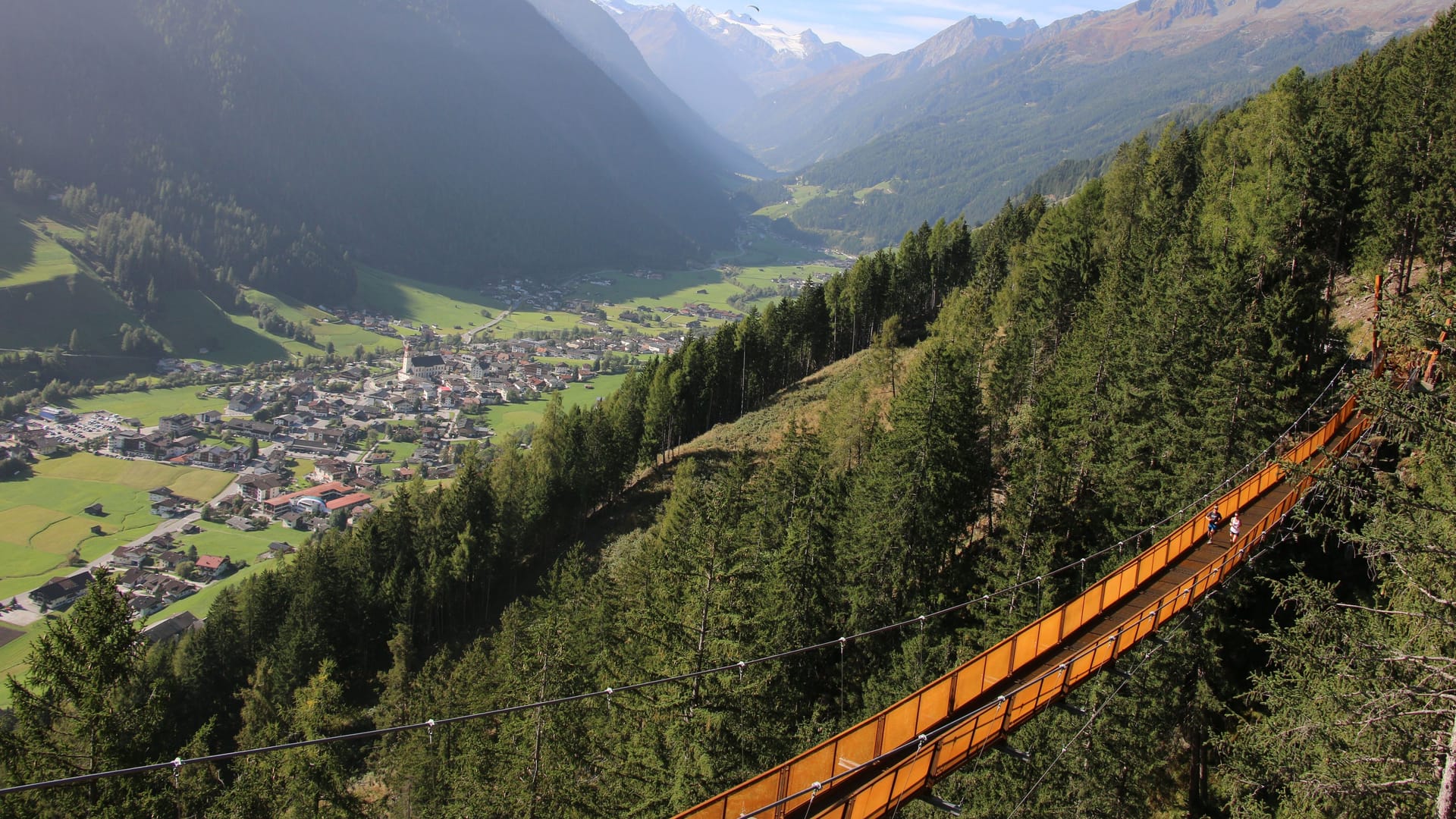 Sie ist fast 110 Meter lang und schwebt mehr als 46 Meter über dem Boden: die neue Hängebrücke im Stubaital.