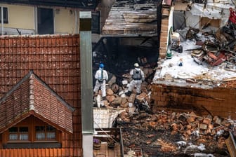 Zerstörte Häuser nach einem Großbrand bei Passau: Vermutlich löste nicht erkaltete Grillkohle ein Feuer aus.