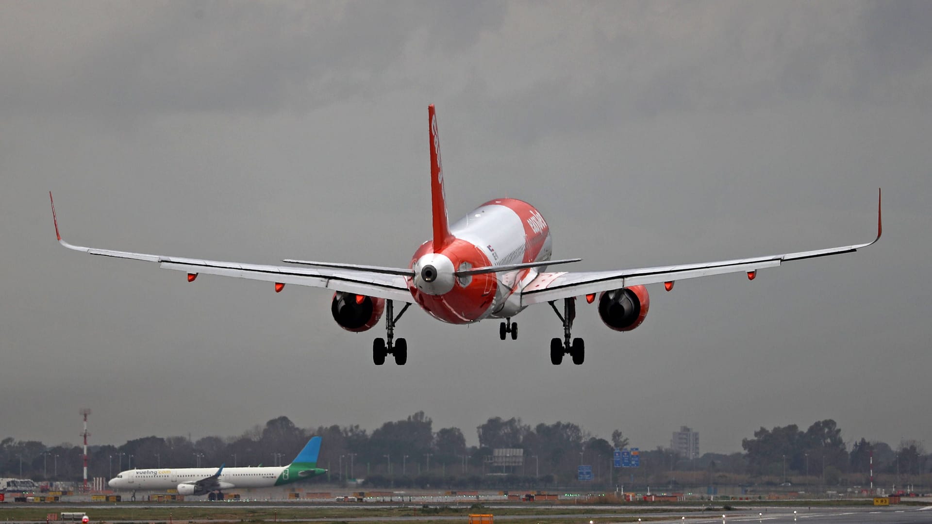 Eine Easyjet-Maschine bei der Landung (Symbolfoto): Die Passagiere, die in Hannover ankamen, wurden mit Bussen nach Berlin gebracht.