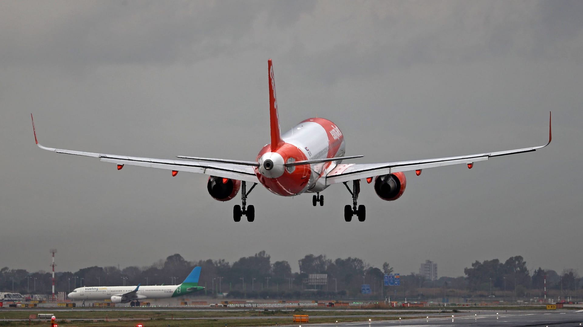 Eine Easyjet-Maschine bei der Landung (Symbolfoto): Die Passagiere, die in Hannover ankamen, wurden mit Bussen nach Berlin gebracht.