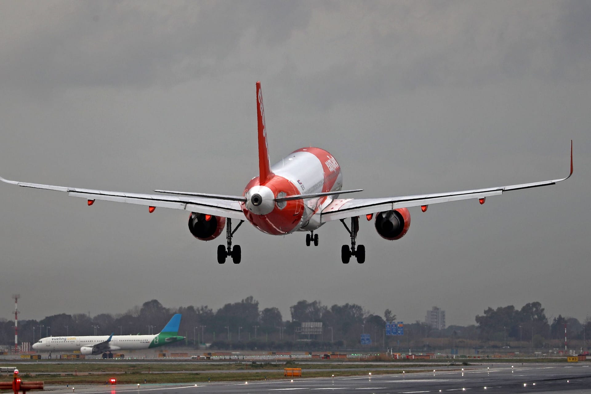 Eine Easyjet-Maschine bei der Landung (Symbolfoto): Die Passagiere, die in Hannover ankamen, wurden mit Bussen nach Berlin gebracht.