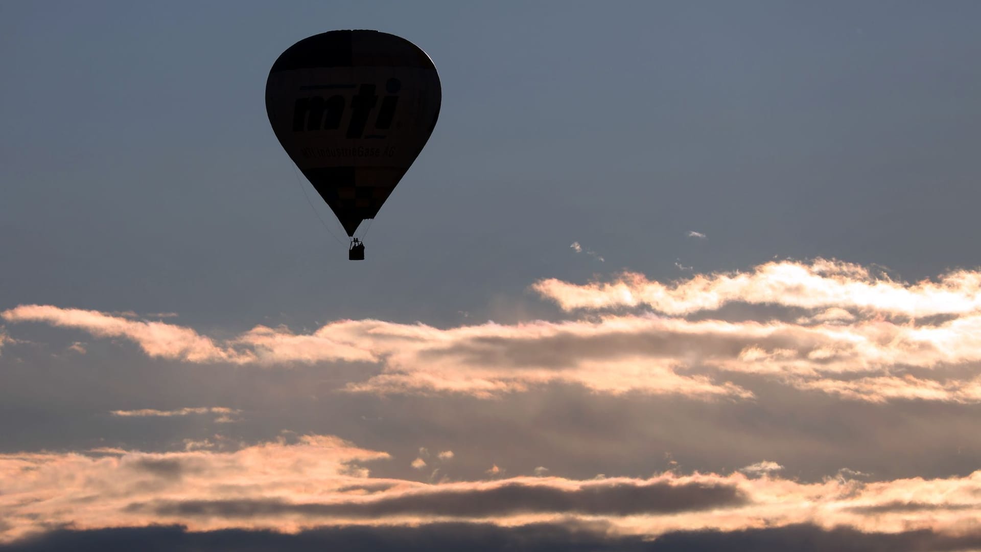 Ein Heißluftballon gleitet am frühen Morgen über das Alpenvorland (Archivbild): Am Wochenende lädt das Wetter zu Outdoor-Aktivitäten ein.