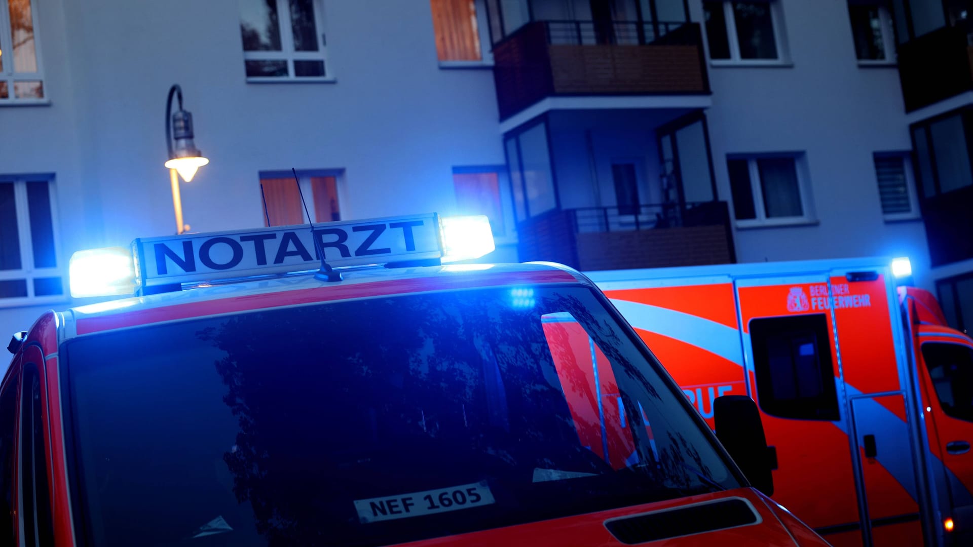 Notarztwagen der Feuerwehr im Einsatz (Symbolbild): Der Soldat unterstützte die Einsatzkräfte bei der Rettung. Notarztwagen der Feuerwehr im Einsatz (Symbolbild): Der Soldat unterstützte die Einsatzkräfte bei der Rettung.