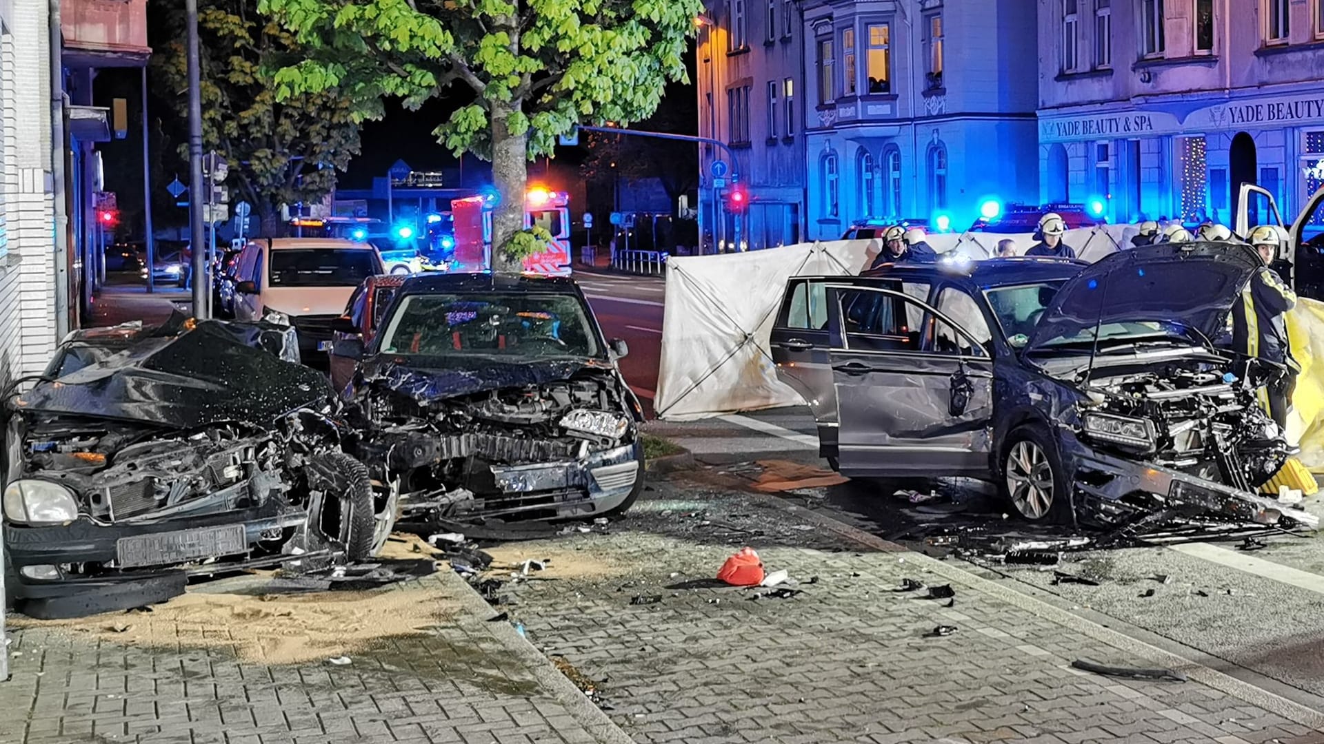 Massiver Schaden an drei Autos in Bochum: Die Unfallstelle wurde weiträumig abgesperrt. Massiver Schaden an drei Autos in Bochum: Die Unfallstelle wurde weiträumig abgesperrt.