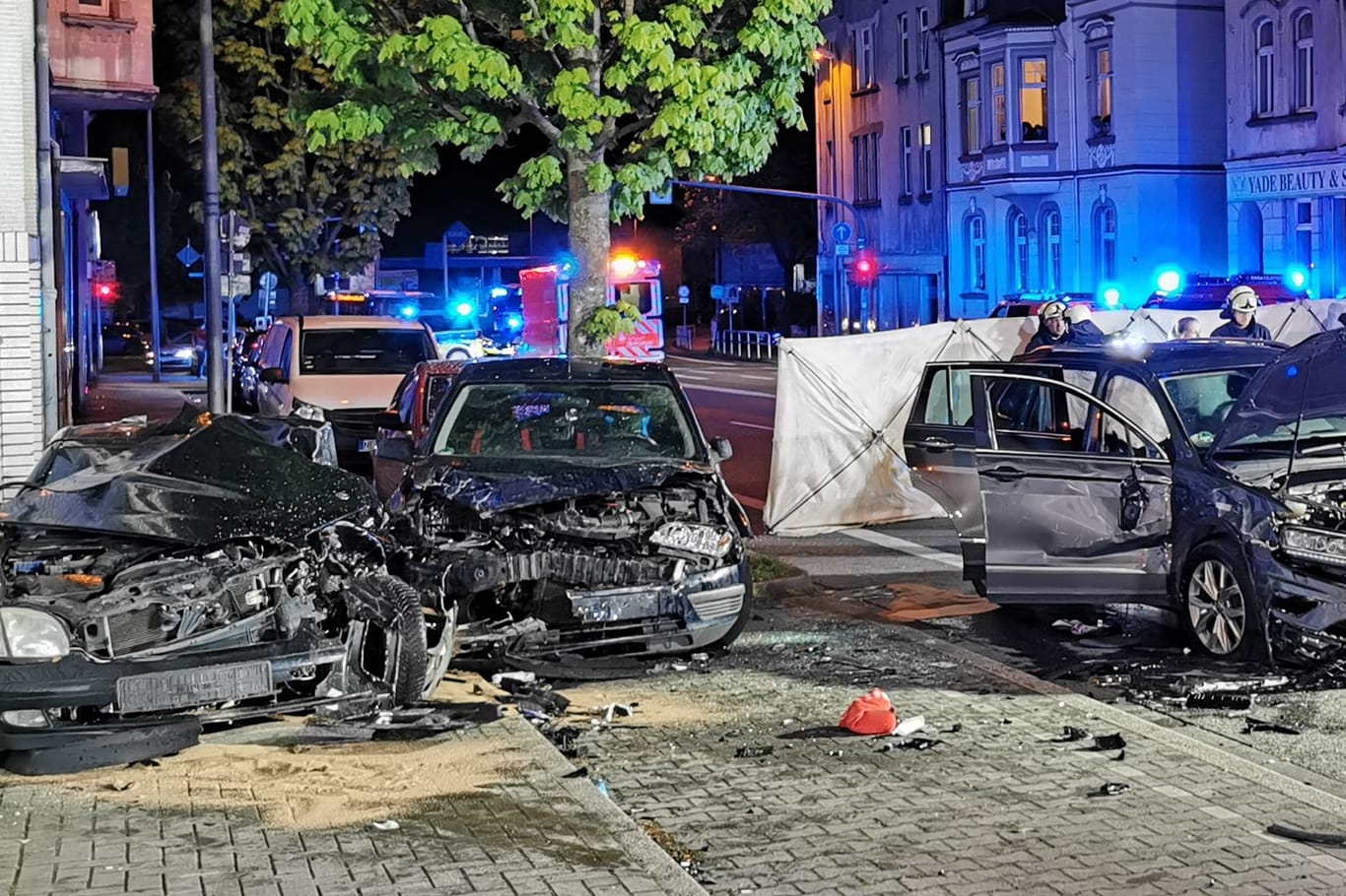 Massiver Schaden an drei Autos in Bochum: Die Unfallstelle wurde weiträumig abgesperrt.