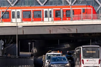 Eine S3 steht am Bahnhof Elbbrücken (Symbolbild): Am Wochenende kommt es vor allem für HSV-Fans zu Einschränkungen auf der Schiene.