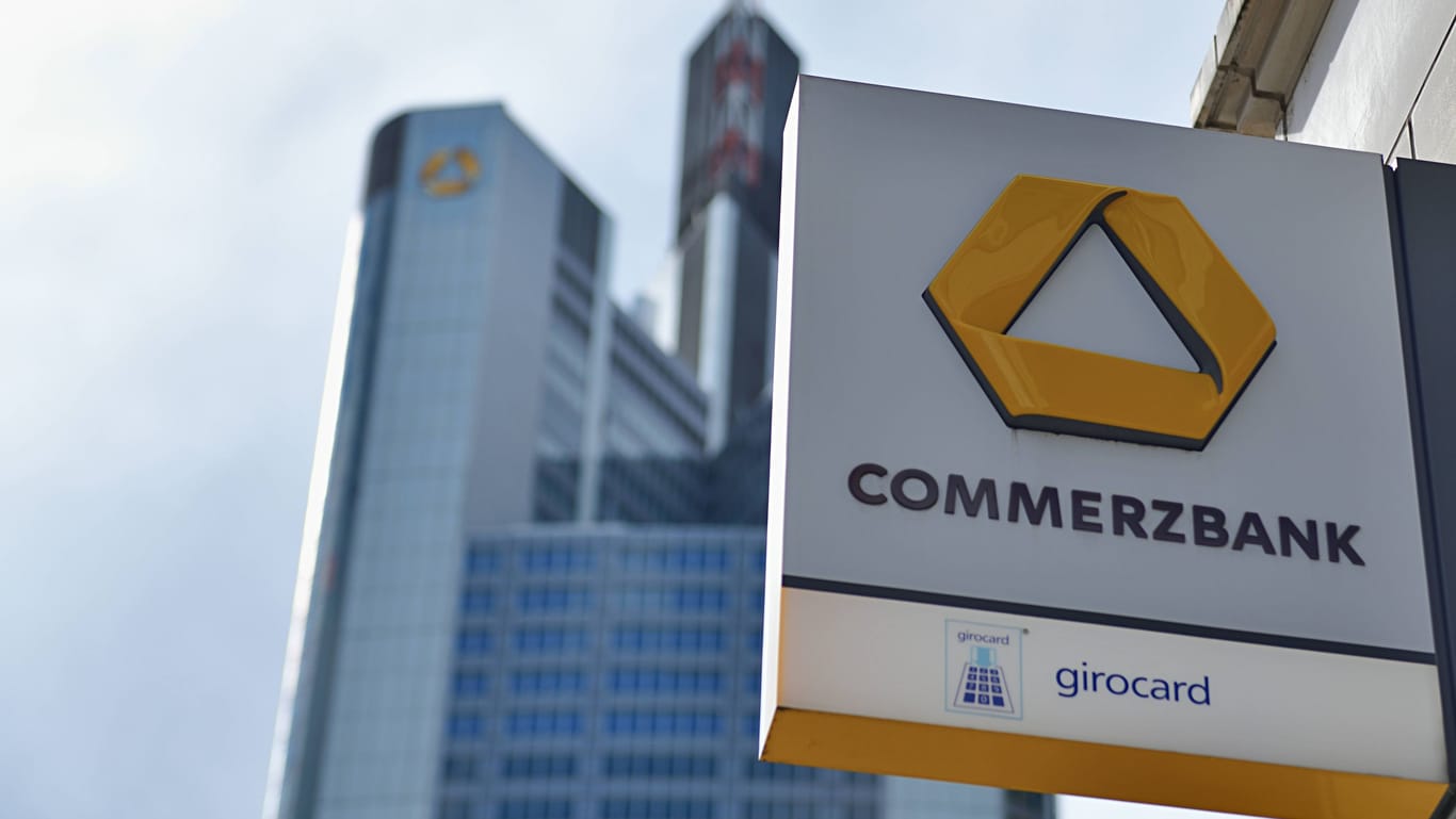 Schild der Commerzbank (Symbolbild): Insgesamt 1,45 Millionen Euro muss die Commerzbank an Strafe zahlen.