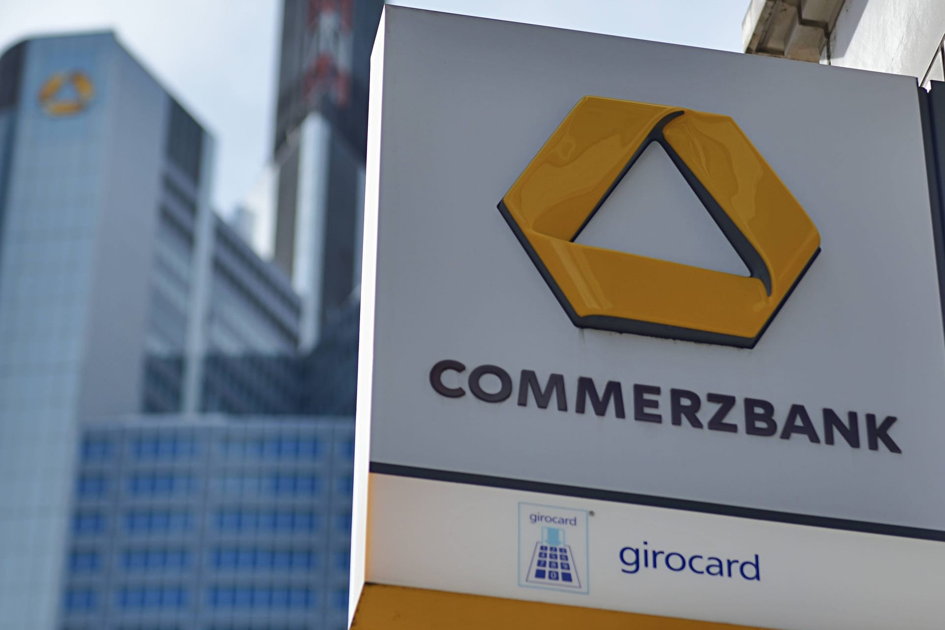 Schild der Commerzbank (Symbolbild): Insgesamt 1,45 Millionen Euro muss die Commerzbank an Strafe zahlen.