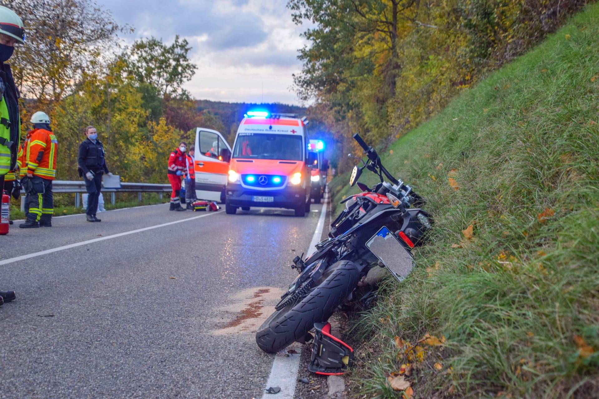 Einsatzkräfte bei einem Motorradunfall (Symbolbild): In den vergangenen Jahren ist die Zahl tödlicher Vorfälle in Hessen zurückgegangen.