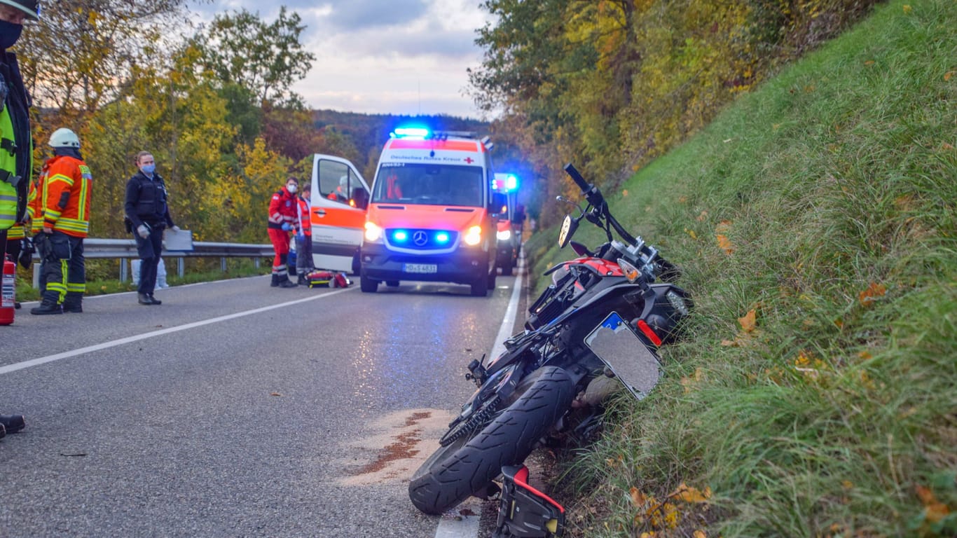 Einsatzkräfte bei einem Motorradunfall (Symbolbild): In den vergangenen Jahren ist die Zahl tödlicher Vorfälle in Hessen zurückgegangen.