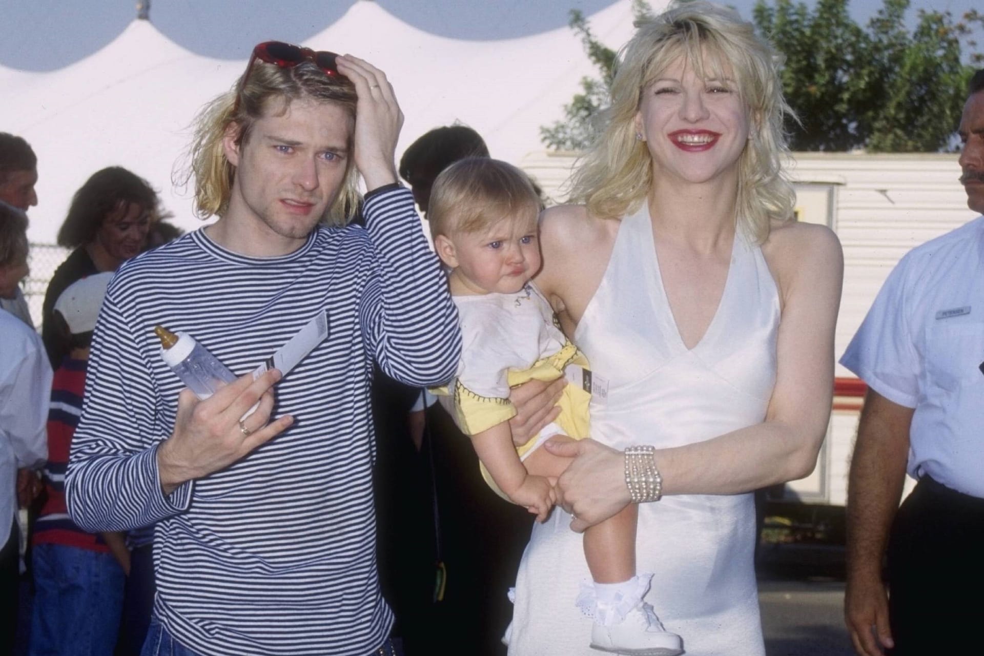 Kurt Cobain zusammen mit seiner Frau Courtney Love und seiner Tochter Frances Bean Cobain 1993.