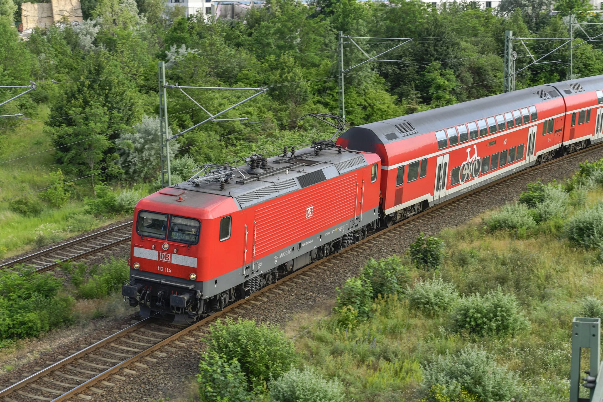 Regionalexpress bei Berlin (Archivbild): In einem Zug haben Fußballfans randaliert - darunter eine betrunkene Schwangere.