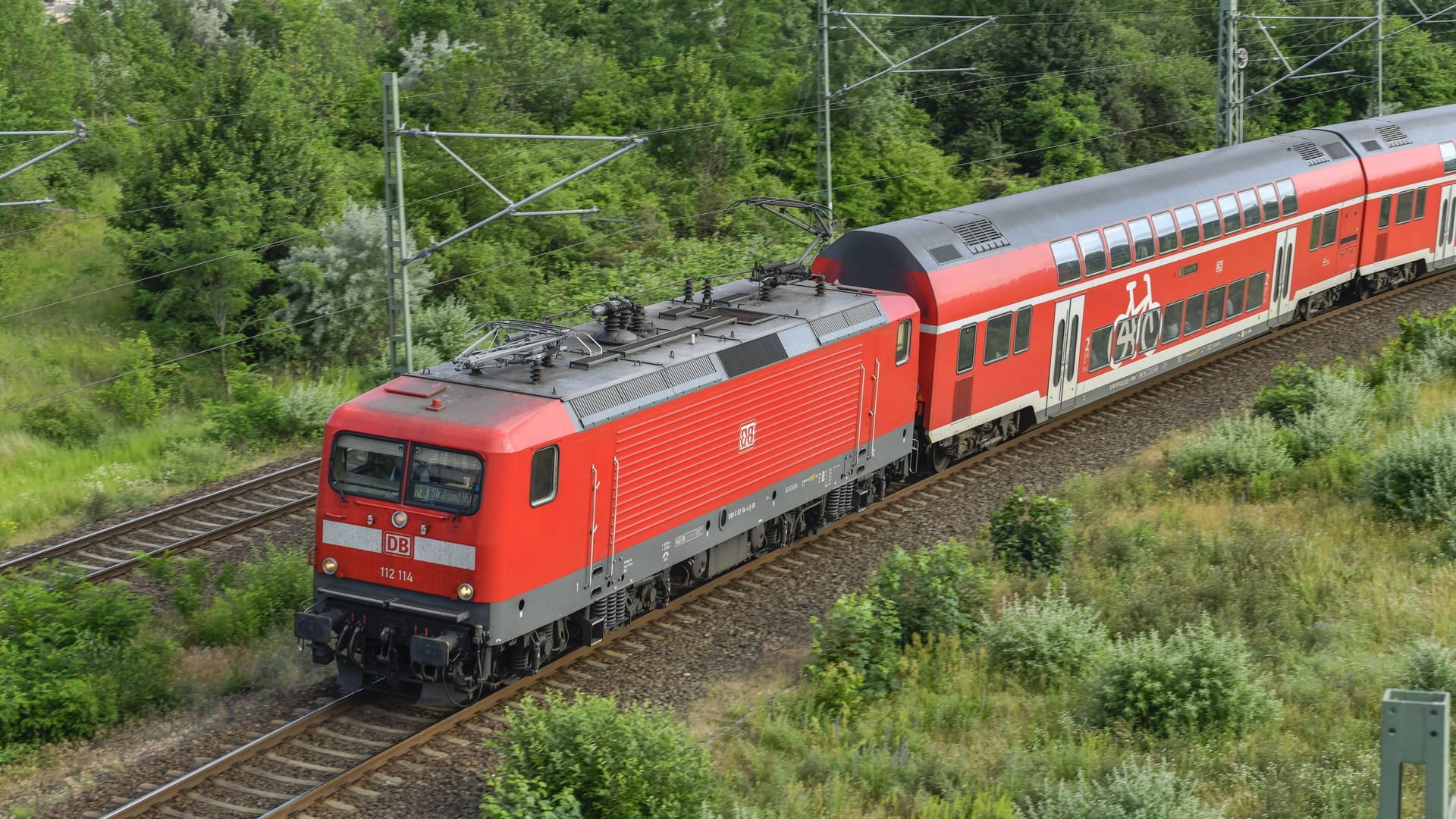 Regionalexpress bei Berlin (Archivbild): In einem Zug haben Fußballfans randaliert - darunter eine betrunkene Schwangere.