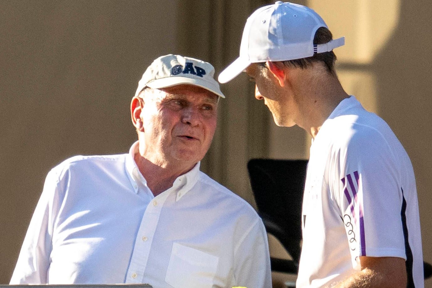 Im Austausch; Zwiegespräch zwischen Bayern-Ehrenpräsident Hoeneß (li.) und -Trainer Tuchel (Archivbild).