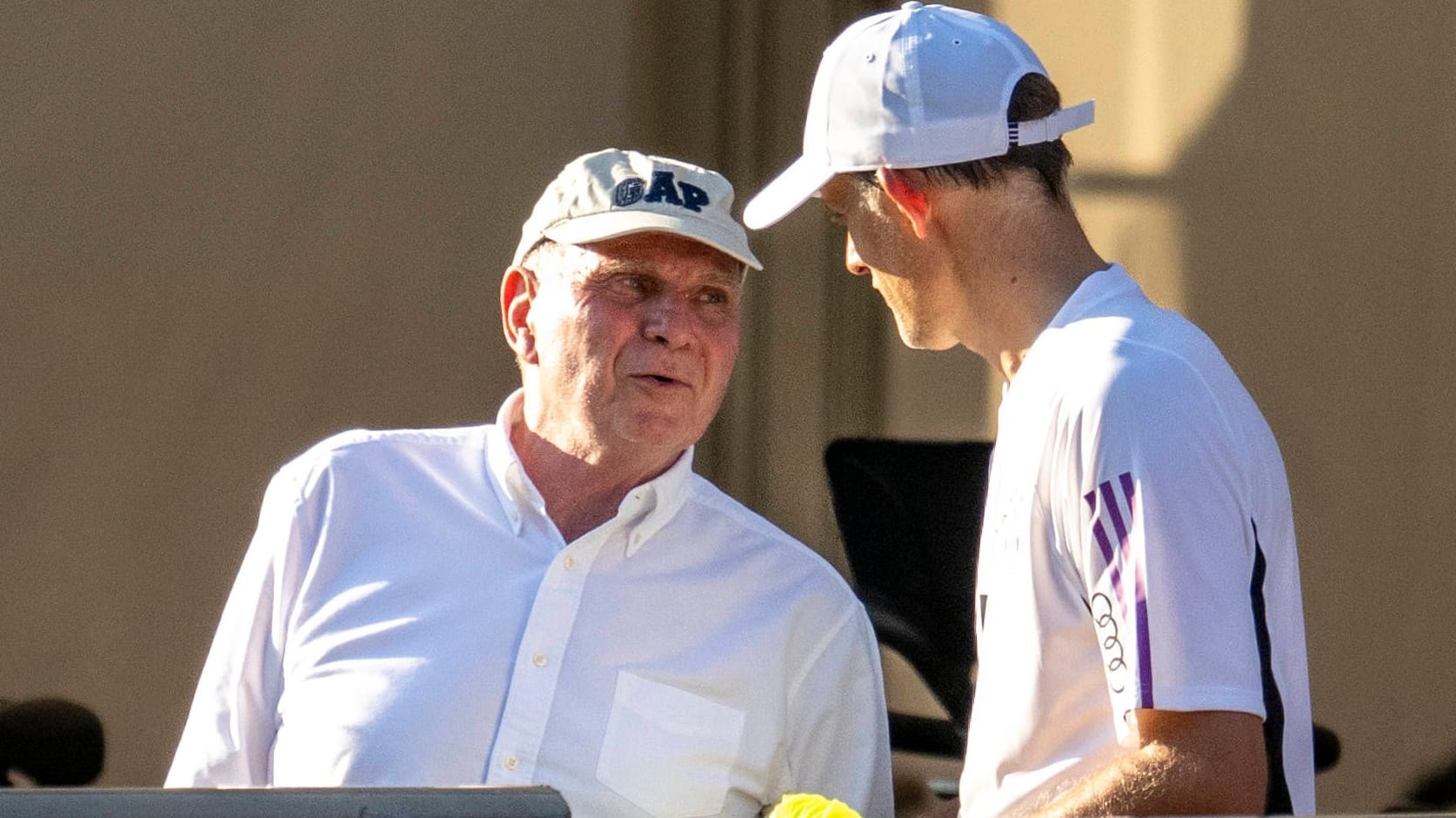 Im Austausch; Zwiegespräch zwischen Bayern-Ehrenpräsident Hoeneß (li.) und -Trainer Tuchel (Archivbild).