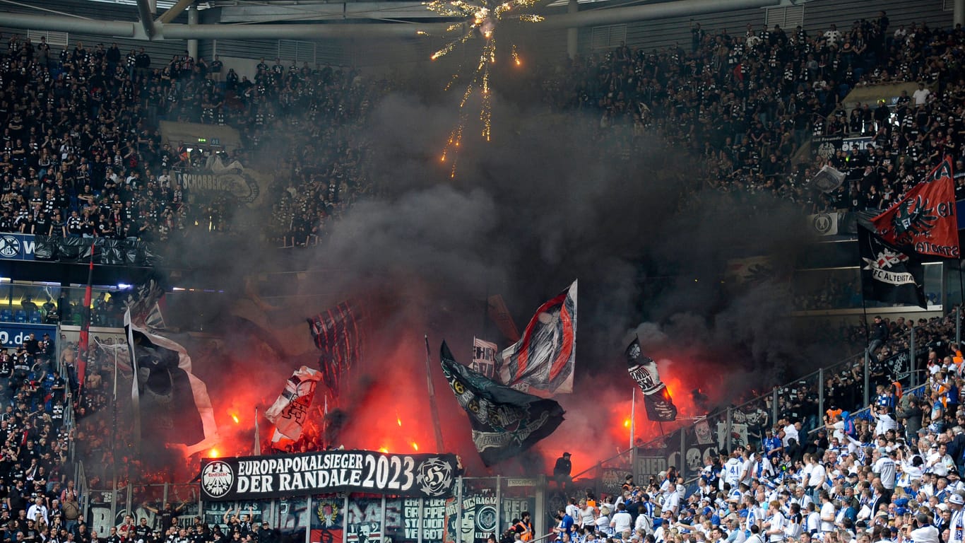 Veltins Arena: Frankfurt Fans zündeten im Mai des vergangenen Jahres Bengalos.