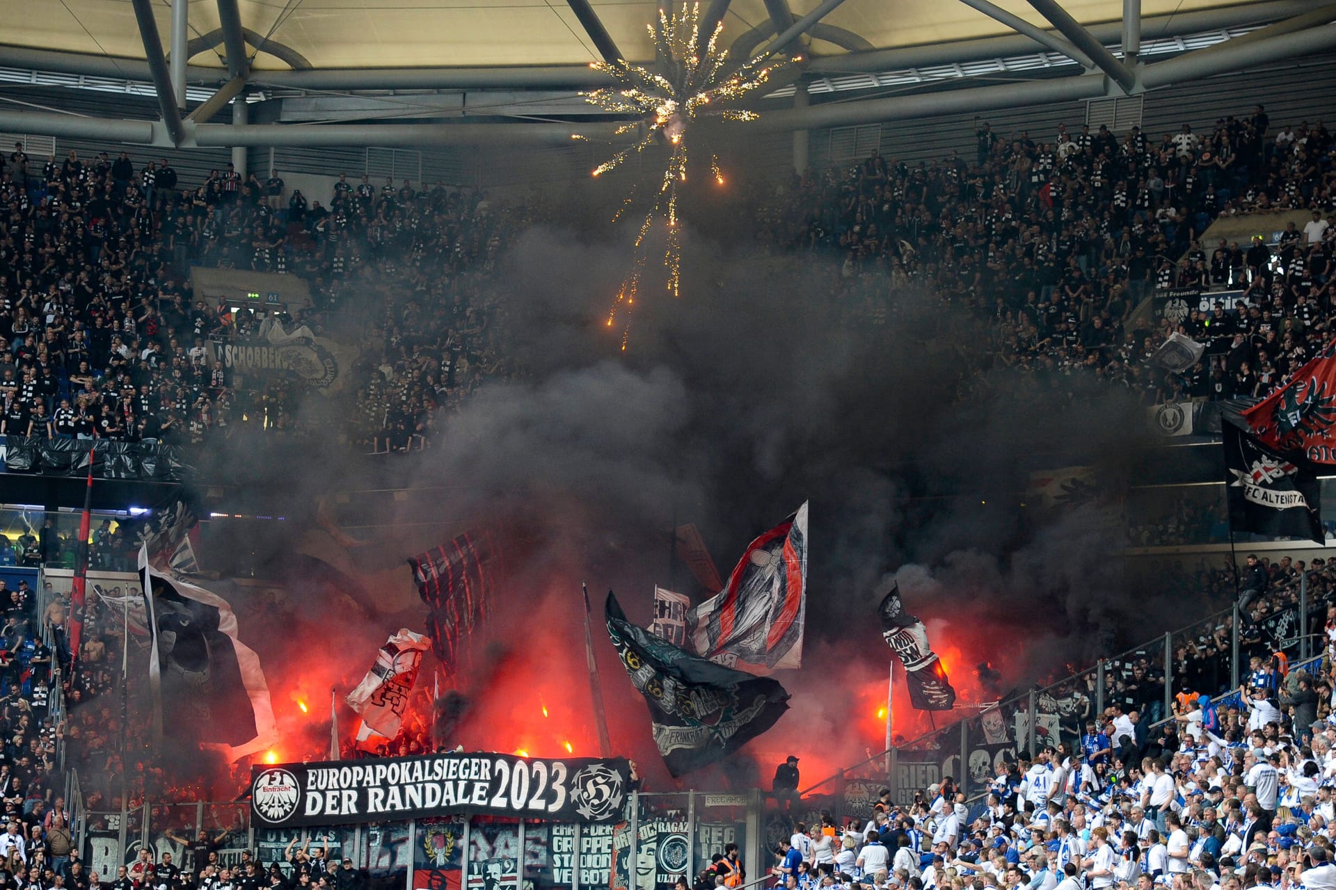 Veltins Arena: Frankfurt Fans zündeten im Mai des vergangenen Jahres Bengalos.