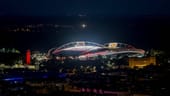 Red Bull Arena in Leipzig: Die Heimspielstätte von Rasenballsport Leipzig ist das einzige Stadion der Europameisterschaft auf dem Gebiet der ehemaligen DDR. Das Stadion steht an demselben Ort wie das alte Zentralstadion, das 100.000 Zuschauer fasste und damit das größte Stadion Deutschlands war, jedoch im Jahr 2000 der neuen Arena weichen musste. Dort werden bei der EM nur noch 40.000 Zuschauer drei Gruppenspiele und ein Achtelfinale verfolgen können.