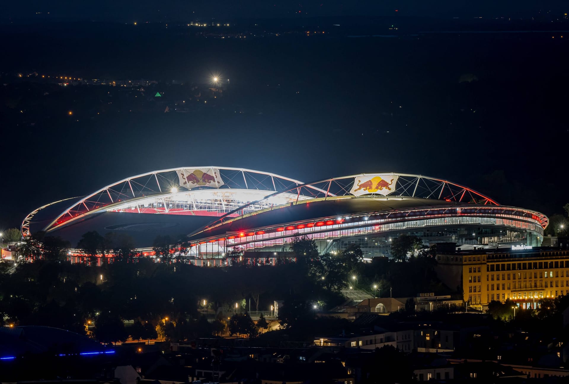 Red Bull Arena in Leipzig: Die Heimspielstätte von Rasenballsport Leipzig ist das einzige Stadion der Europameisterschaft auf dem Gebiet der ehemaligen DDR. Das Stadion steht an demselben Ort wie das alte Zentralstadion, das 100.000 Zuschauer fasste und damit das größte Stadion Deutschlands war, jedoch im Jahr 2000 der neuen Arena weichen musste. Dort werden bei der EM nur noch 40.000 Zuschauer drei Gruppenspiele und ein Achtelfinale verfolgen können.