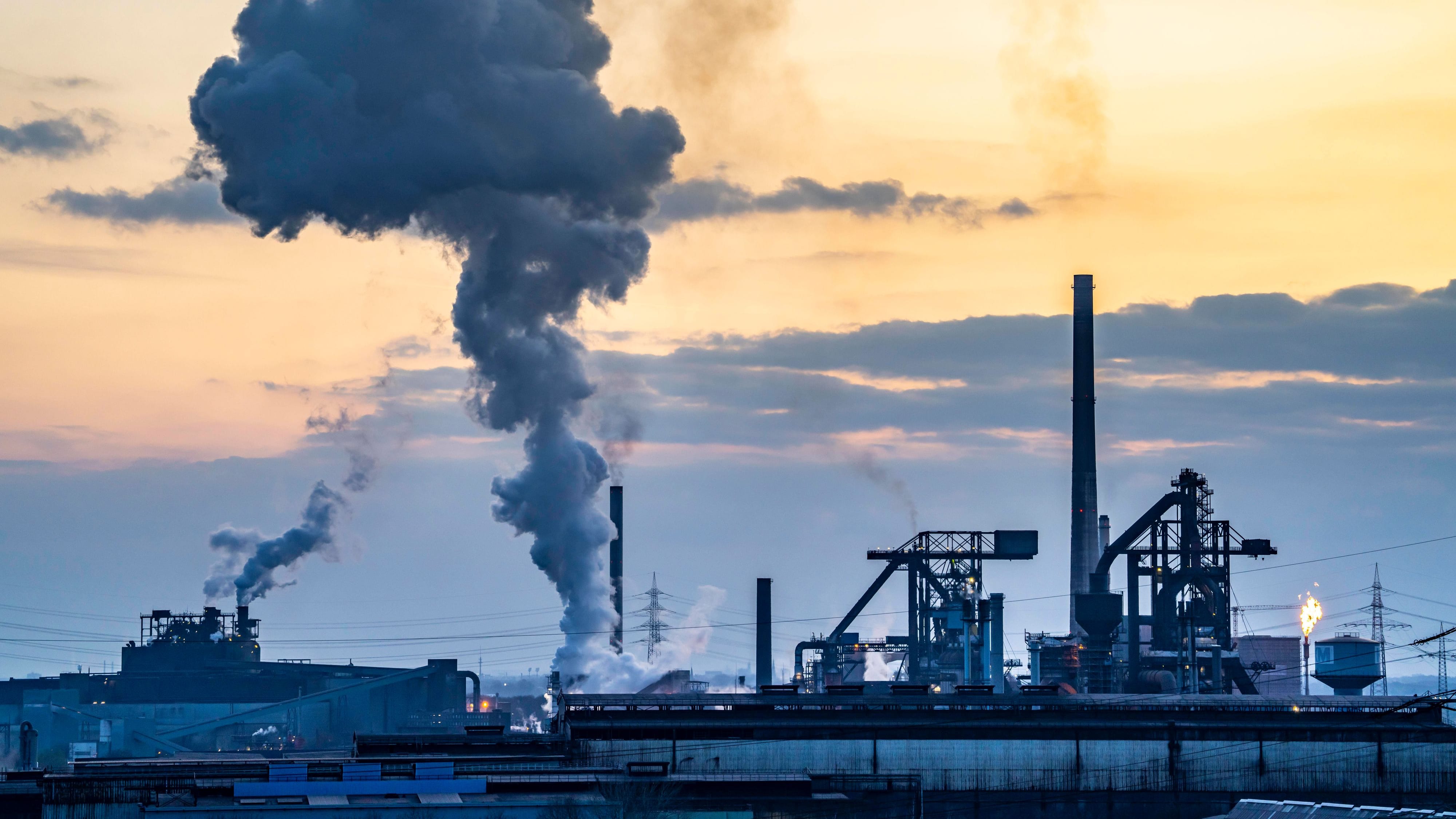 Stahlkonzern Thyssenkrupp drosselt Produktion: Eine Branche zittert