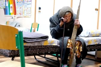 98-jährige Frau flüchtet vor russischen Panzern