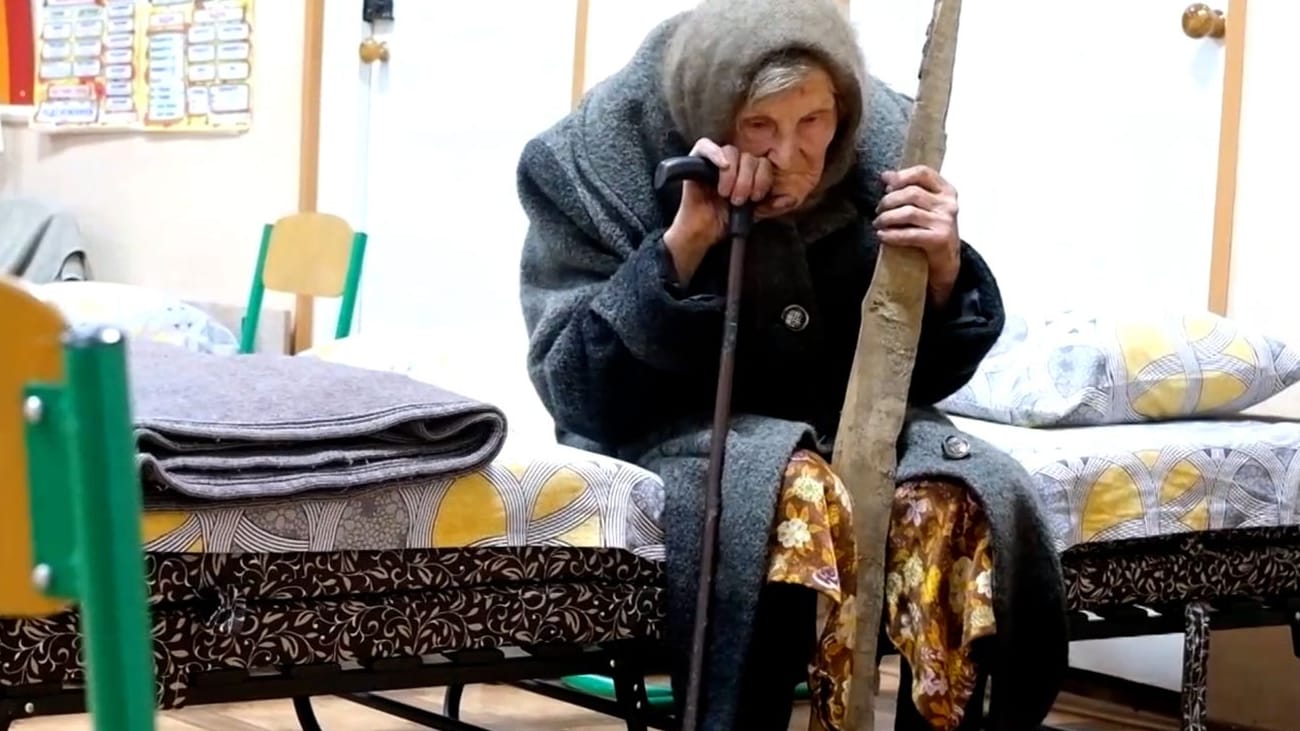 Ukraine-Krieg: 98-Jährige flieht vor russischen Besatzern | Video