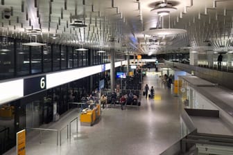 Anzeigentafel am Airport Hannover: Nicht allen Reisenden gefällt der Flughafen in Langenhagen.