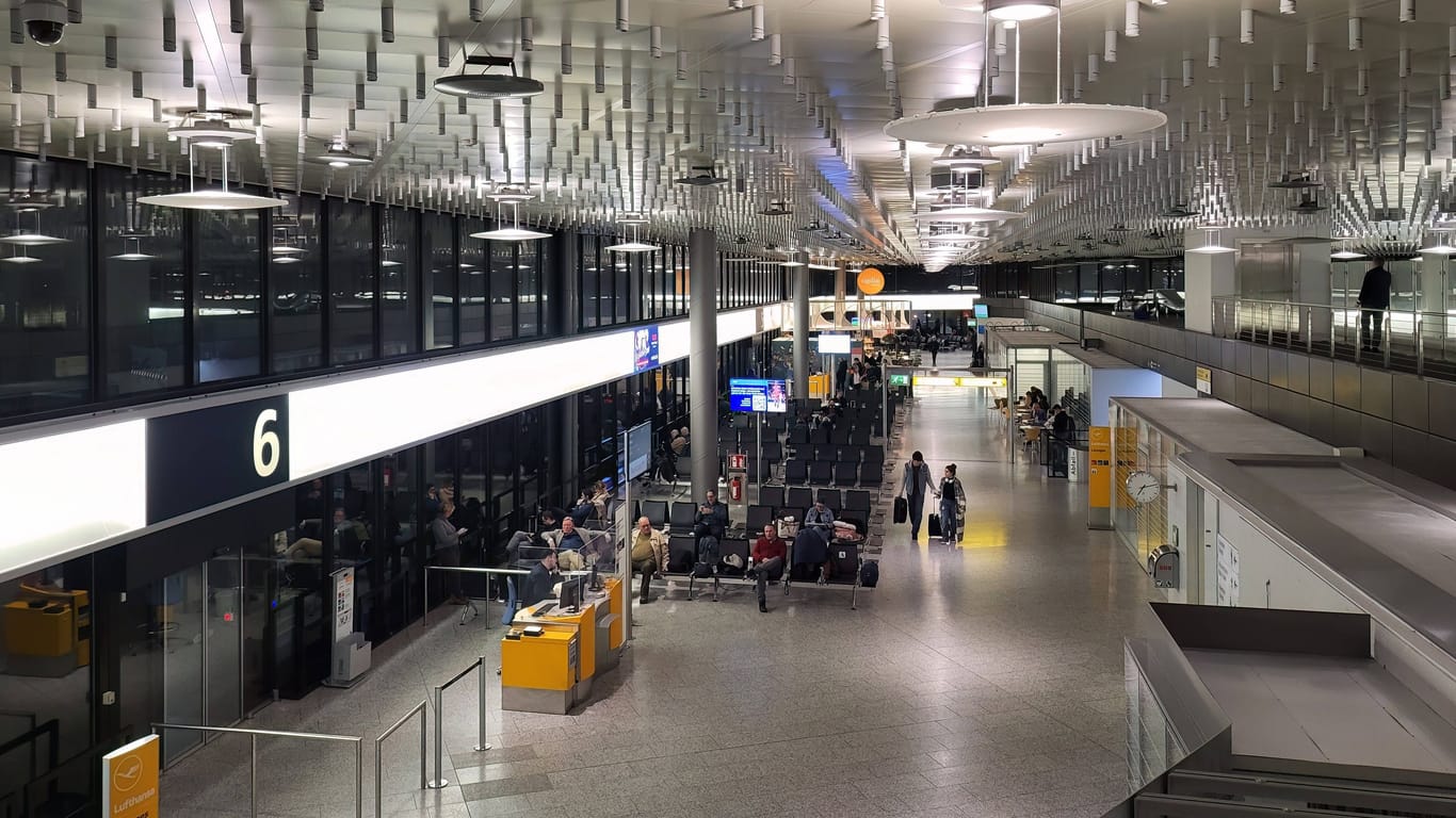 Anzeigentafel am Airport Hannover: Nicht allen Reisenden gefällt der Flughafen in Langenhagen.