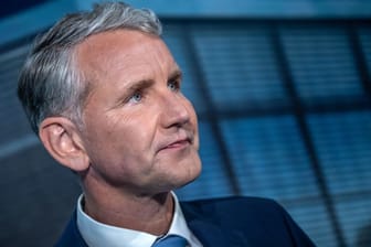 Björn Höcke (AfD) Spitzenkandidaten für die Landtagswahl in Thüringen, steht beim TV-Duell bei Welt TV.