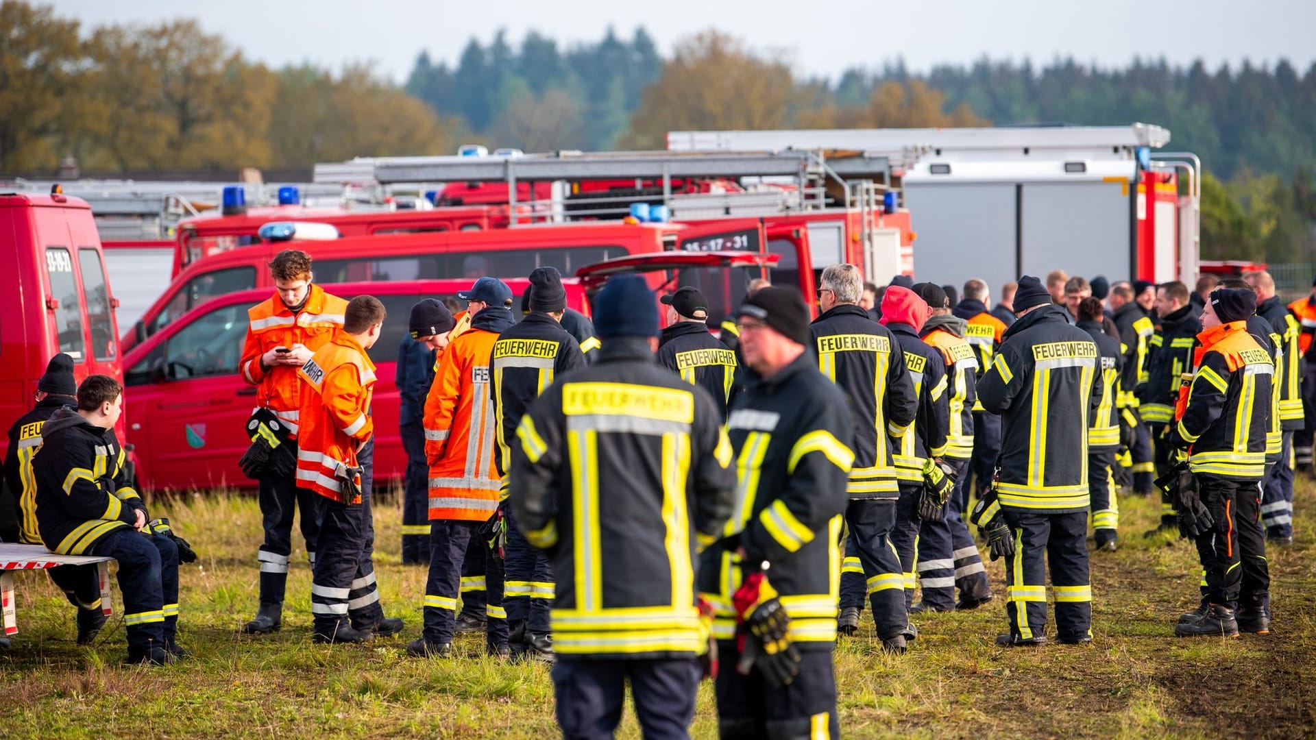 Etwa 150 Einsatzkräfte der Feuerwehr sind rund um die Uhr im Einsatz. Das gehe an die Substanz, sagte ein Sprecher – doch aufgeben will niemand.