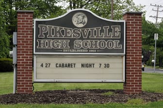 Zeichen der "Pikesville High School" in Baltimore: Hier fand der Racheakt statt.