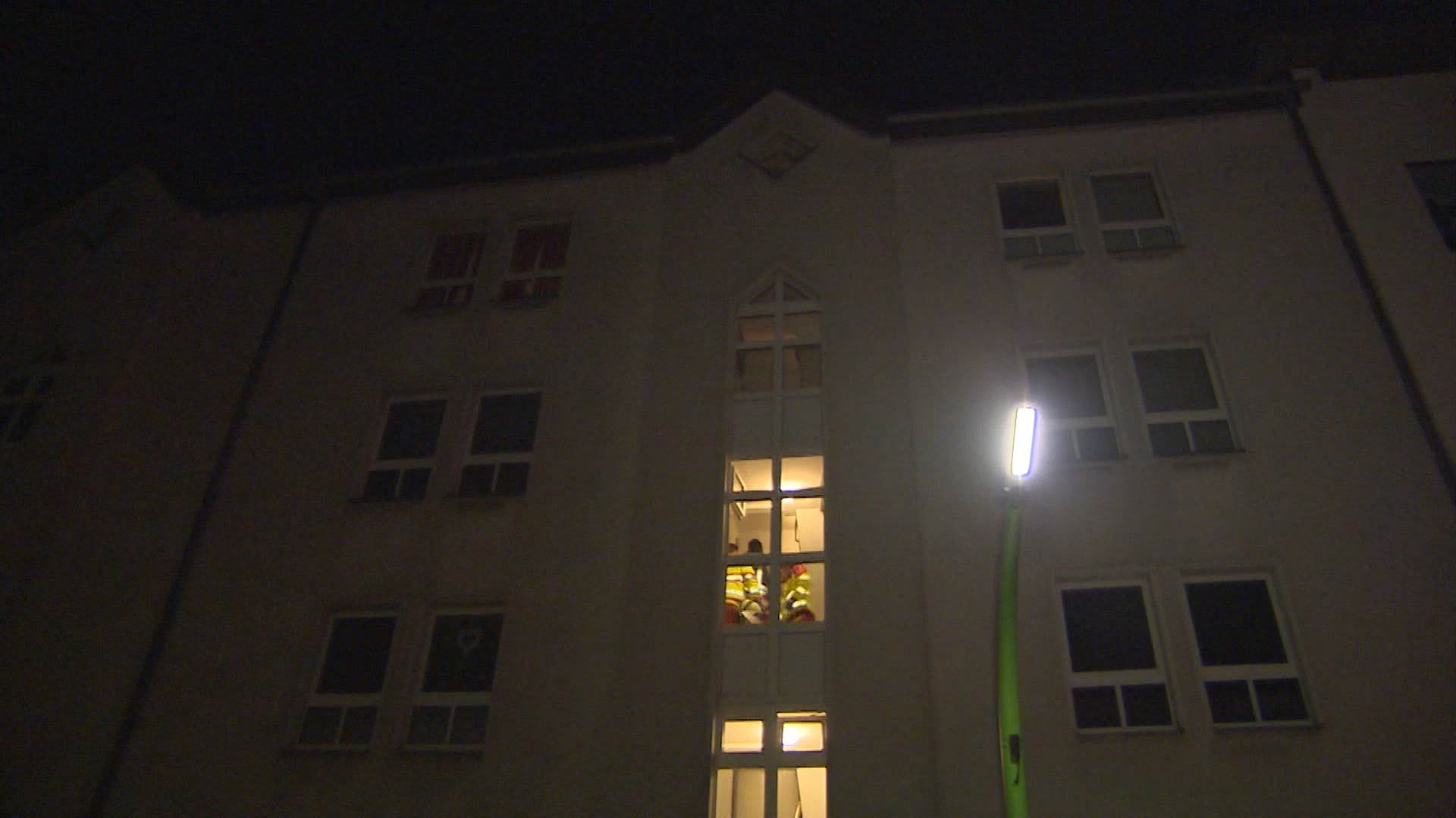 Rettungskräfte im viergeschossigen Wohnhaus: Sie mussten schnell handeln. Rettungskräfte im viergeschossigen Wohnhaus: Sie mussten schnell handeln.