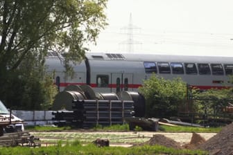 Zug fährt in Gruppe von Arbeitern - zwei Tote
