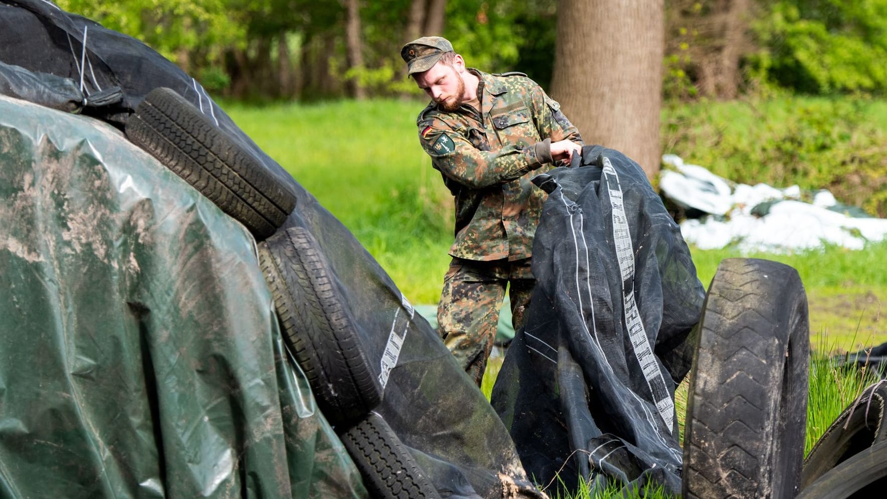 Ein Bundeswehrsoldat sucht nach Arian. Der Sechsjährige wird seit mittlerweile einer Woche vermisst.