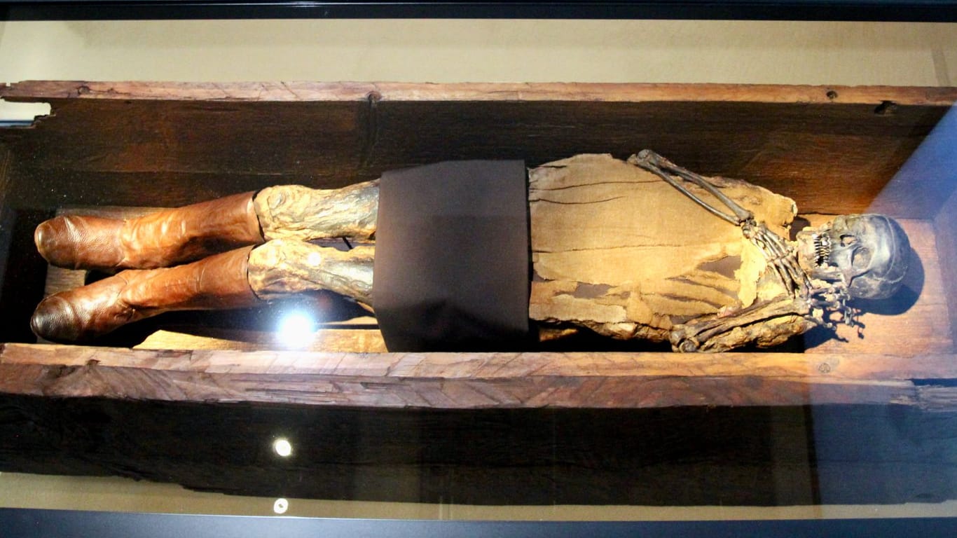 Spuren der Vergangenheit, hier mit erstaunlich gut erhaltenen Stiefeln: Die berühmte Moorleiche "Rosalinde" aus Peiting befindet sich hinter Glas.