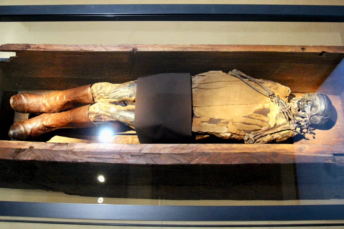 Spuren der Vergangenheit, hier mit erstaunlich gut erhaltenen Stiefeln: Die berühmte Moorleiche "Rosalinde" aus Peiting befindet sich hinter Glas.