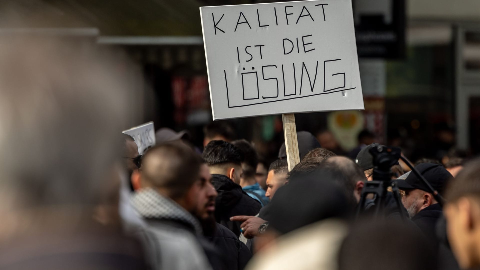 Ein Plakat mit der Aufschrift "Kalifat ist die Lösung": Diese und andere Parolen sollen nun auf ihre strafrechtliche Relevanz geprüft werden.