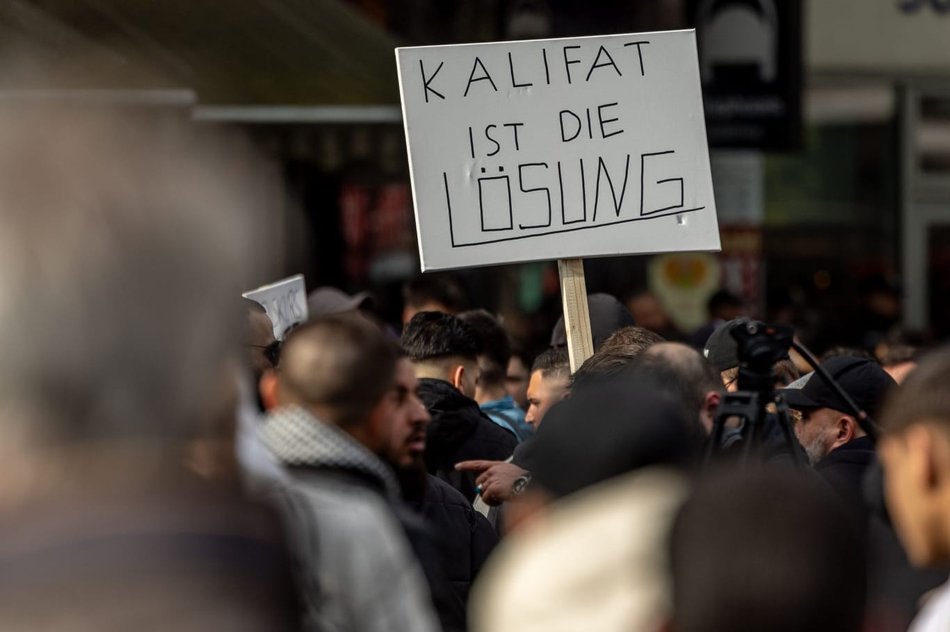 Ein Plakat mit der Aufschrift "Kalifat ist die Lösung": Diese und andere Parolen sollen nun auf ihre strafrechtliche Relevanz geprüft werden.