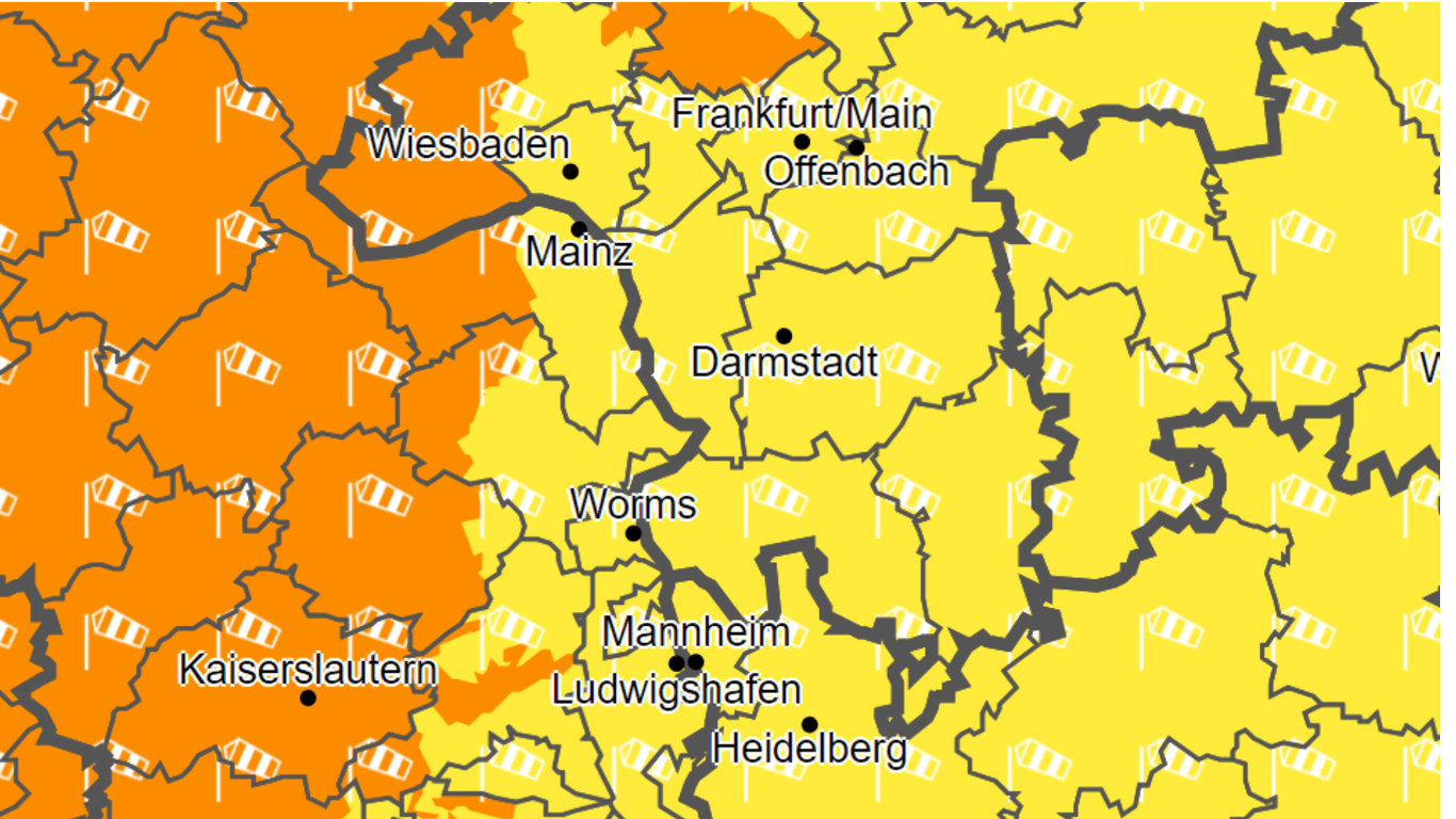 Warnkarte des Deutschen Wetterdienstes: Warnstufe eins von vier (gelb) in Frankfurt am Main, weiter westlich und im Norden Warnstufe zwei (orange).