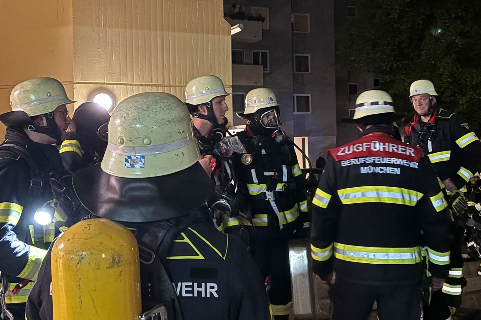 Die Münchner Feuerwehr war am Samstagabend bei einem Hochhausbrand im Einsatz.