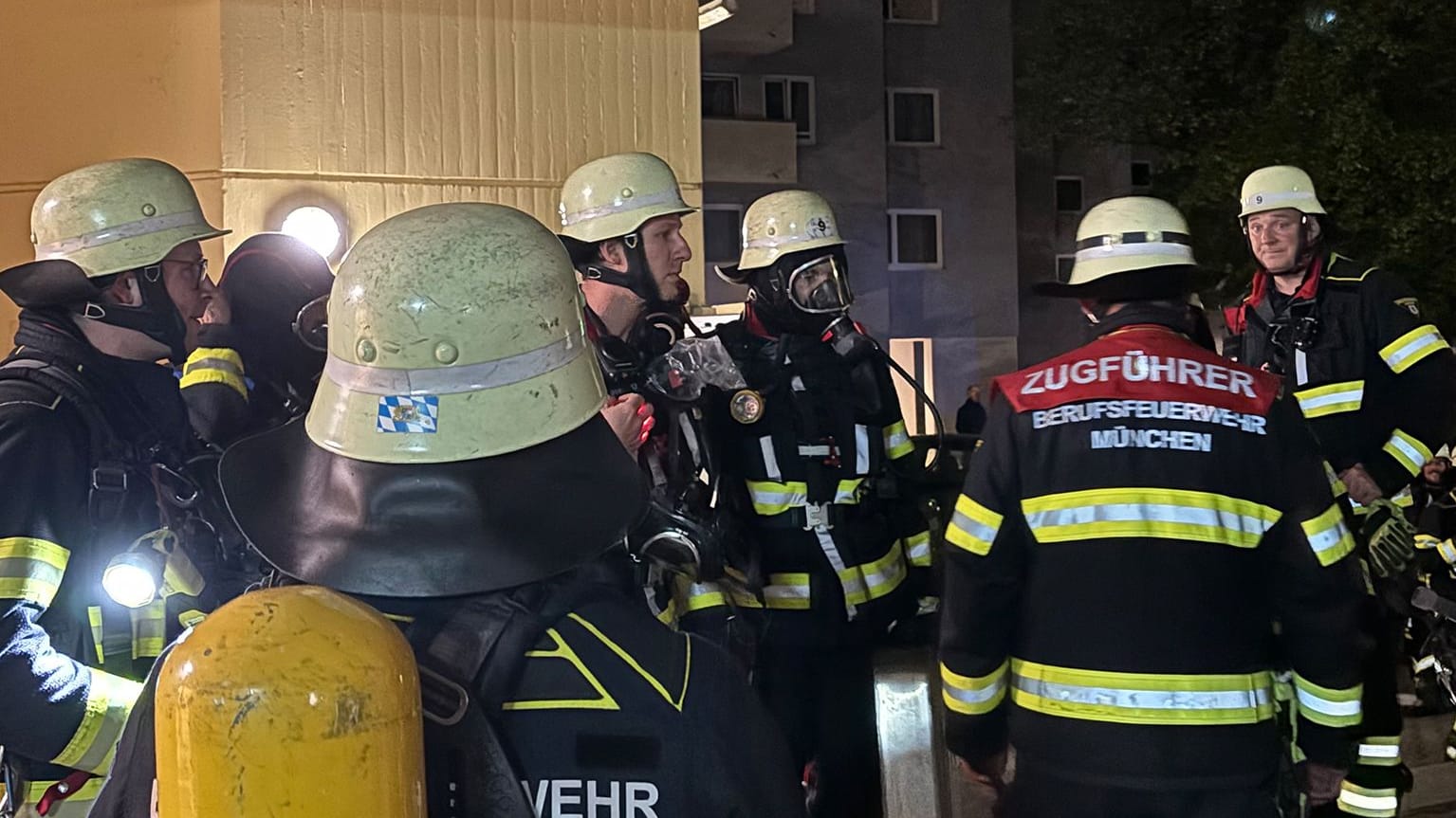 Die Münchner Feuerwehr war am Samstagabend bei einem Hochhausbrand im Einsatz.