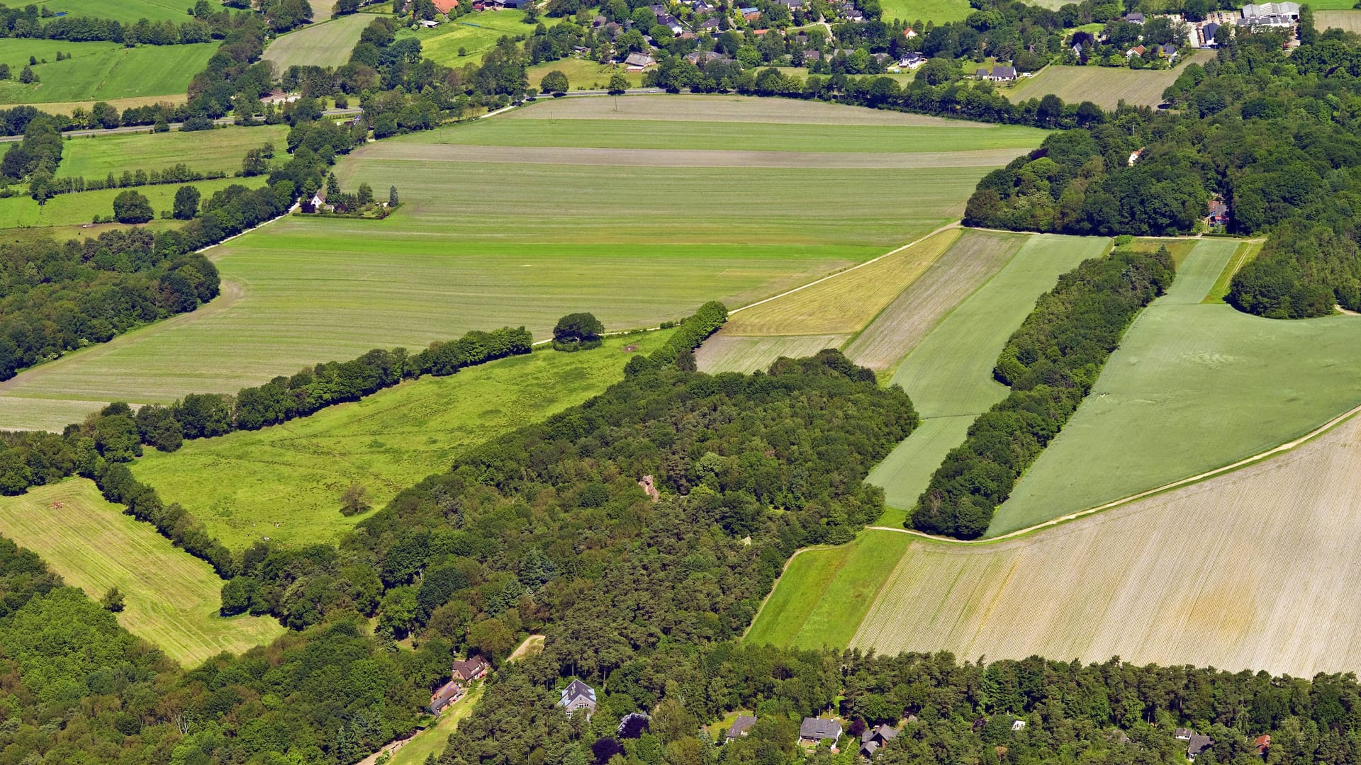 Luftbildaufnahme von Worpswede und dem Weyerberg (Archivfoto): Der Weyerberg ist 54 Meter hoch und die einzige wahrnehmbare Anhöhe im Teufelsmoor.