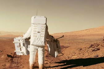 Ein Astronaut in einem Raumanzug auf dem roten Planeten Mars (Archivbild): Ein KI-Projekt aus Bremen könnte bei der Besiedlung des roten Planeten helfen.