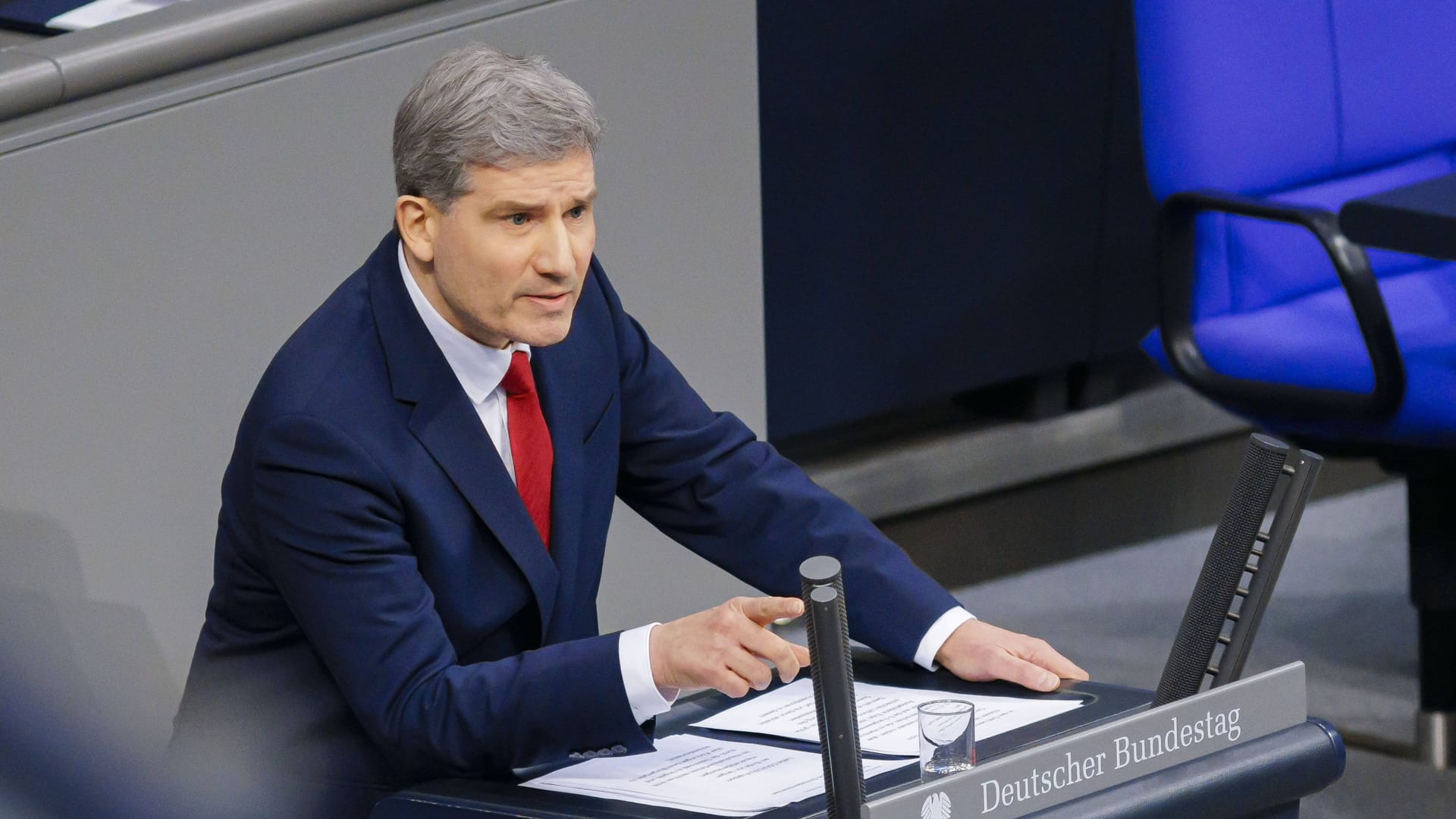 Für die Zeitenwende und enge Beziehungen zu den USA: Metin Hakverdi (SPD) im Deutschen Bundestag (Archivbild).