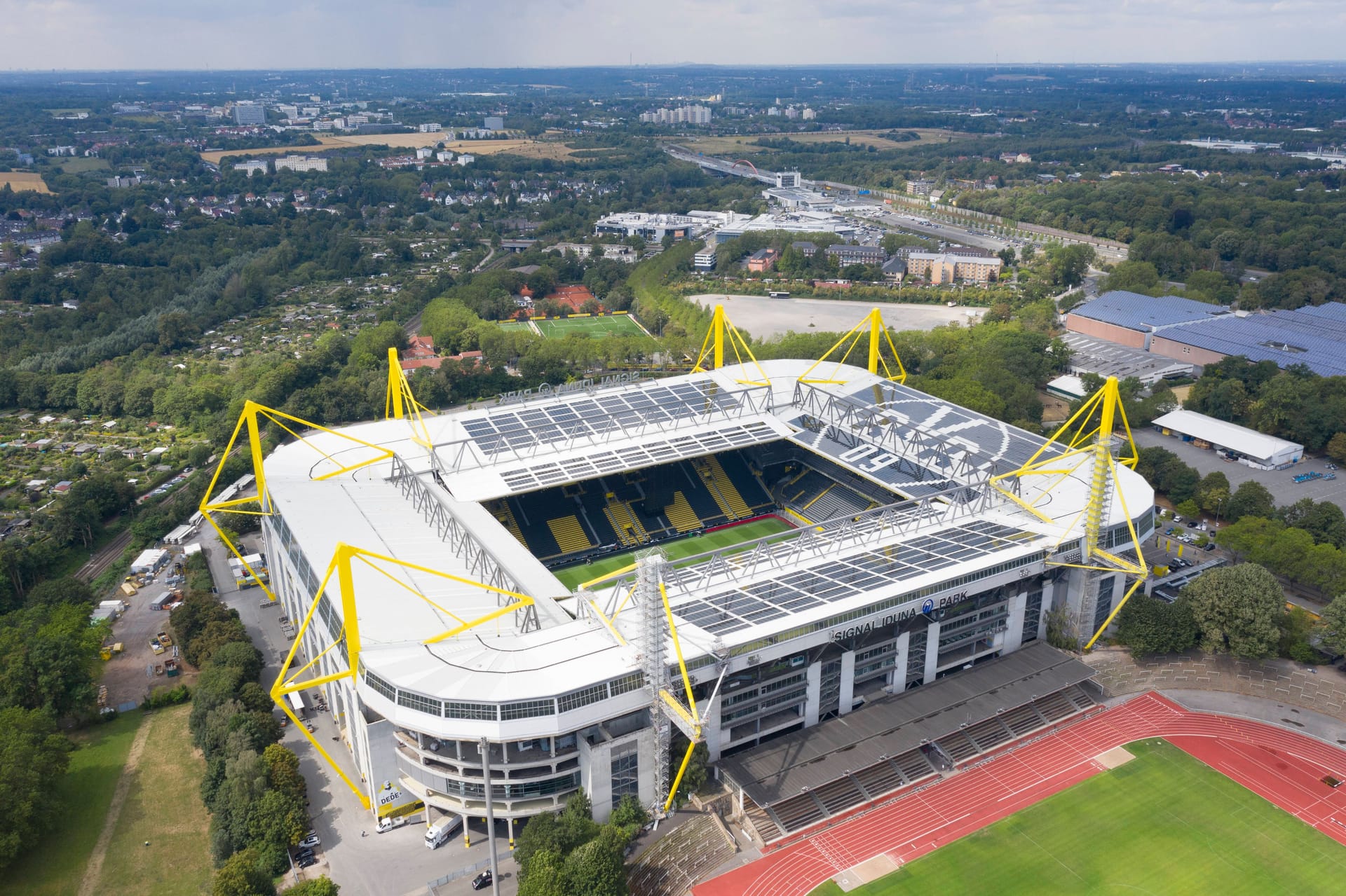 Signal-Iduna-Park in Dortmund: Das größte Fußball-Stadion Deutschlands darf bei der EM natürlich nicht fehlen. Wenn Borussia Dortmund seine Bundesliga-Heimspiele im Signal-Iduna-Park austrägt, können 81.365 Zuschauer das Geschehen auf dem Rasen live vor Ort verfolgen. Durch die Umwandlung aller Stehplätze in Sitzplätze während der EM, büßt das Stadion jedoch an Kapazität ein – und wird mit einem Fassungsvermögen von 62.000 Zuschauern nur noch das drittgrößte Stadion des Turniers sein. Vier Gruppenspiele, ein Achtelfinale und ein Halbfinale werden in Dortmund zu sehen sein.