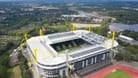 Signal-Iduna-Park in Dortmund: Das größte Fußball-Stadion Deutschlands darf bei der EM natürlich nicht fehlen. Wenn Borussia Dortmund seine Bundesliga-Heimspiele im Signal-Iduna-Park austrägt, können 81.365 Zuschauer das Geschehen auf dem Rasen live vor Ort verfolgen. Durch die Umwandlung aller Stehplätze in Sitzplätze während der EM, büßt das Stadion jedoch an Kapazität ein – und wird mit einem Fassungsvermögen von 62.000 Zuschauern nur noch das drittgrößte Stadion des Turniers sein. Vier Gruppenspiele, ein Achtelfinale und ein Halbfinale werden in Dortmund zu sehen sein.