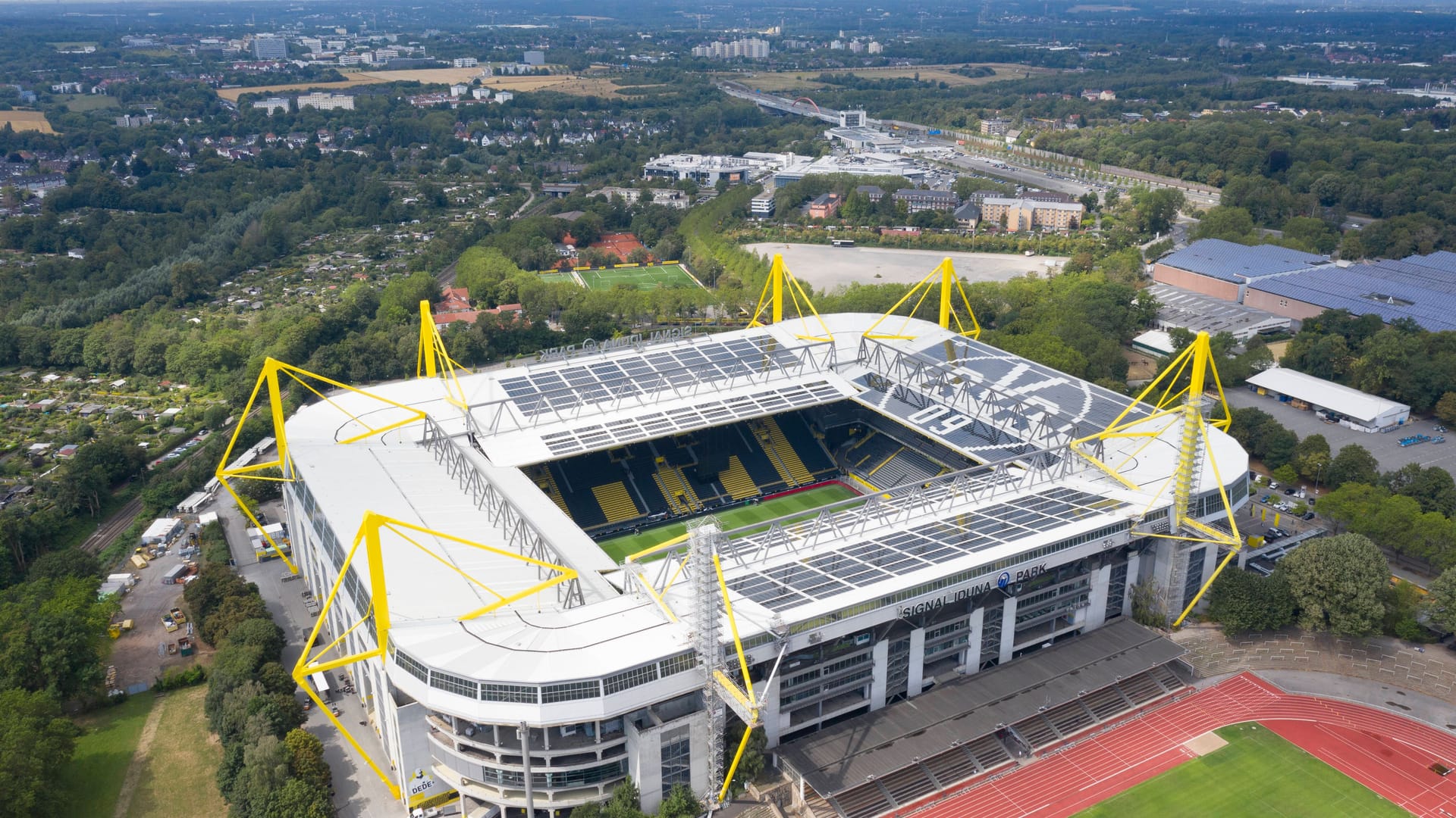 Signal-Iduna-Park in Dortmund: Das größte Fußball-Stadion Deutschlands darf bei der EM natürlich nicht fehlen. Wenn Borussia Dortmund seine Bundesliga-Heimspiele im Signal-Iduna-Park austrägt, können 81.365 Zuschauer das Geschehen auf dem Rasen live vor Ort verfolgen. Durch die Umwandlung aller Stehplätze in Sitzplätze während der EM, büßt das Stadion jedoch an Kapazität ein – und wird mit einem Fassungsvermögen von 62.000 Zuschauern nur noch das drittgrößte Stadion des Turniers sein. Vier Gruppenspiele, ein Achtelfinale und ein Halbfinale werden in Dortmund zu sehen sein.