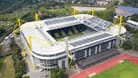 Signal-Iduna-Park in Dortmund: Das größte Fußball-Stadion Deutschlands darf bei der EM natürlich nicht fehlen. Wenn Borussia Dortmund seine Bundesliga-Heimspiele im Signal-Iduna-Park austrägt, können 81.365 Zuschauer das Geschehen auf dem Rasen live vor Ort verfolgen. Durch die Umwandlung aller Stehplätze in Sitzplätze während der EM, büßt das Stadion jedoch an Kapazität ein – und wird mit einem Fassungsvermögen von 62.000 Zuschauern nur noch das drittgrößte Stadion des Turniers sein. Vier Gruppenspiele, ein Achtelfinale und ein Halbfinale werden in Dortmund zu sehen sein.