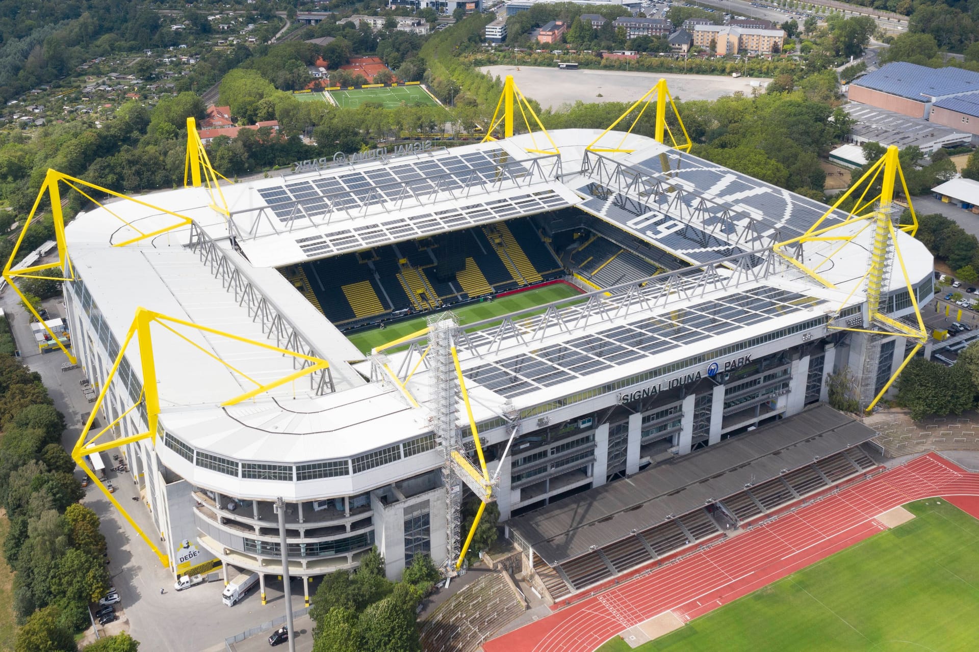 Signal-Iduna-Park in Dortmund: Das größte Fußball-Stadion Deutschlands darf bei der EM natürlich nicht fehlen. Wenn Borussia Dortmund seine Bundesliga-Heimspiele im Signal-Iduna-Park austrägt, können 81.365 Zuschauer das Geschehen auf dem Rasen live vor Ort verfolgen. Durch die Umwandlung aller Stehplätze in Sitzplätze während der EM, büßt das Stadion jedoch an Kapazität ein – und wird mit einem Fassungsvermögen von 62.000 Zuschauern nur noch das drittgrößte Stadion des Turniers sein. Vier Gruppenspiele, ein Achtelfinale und ein Halbfinale werden in Dortmund zu sehen sein.